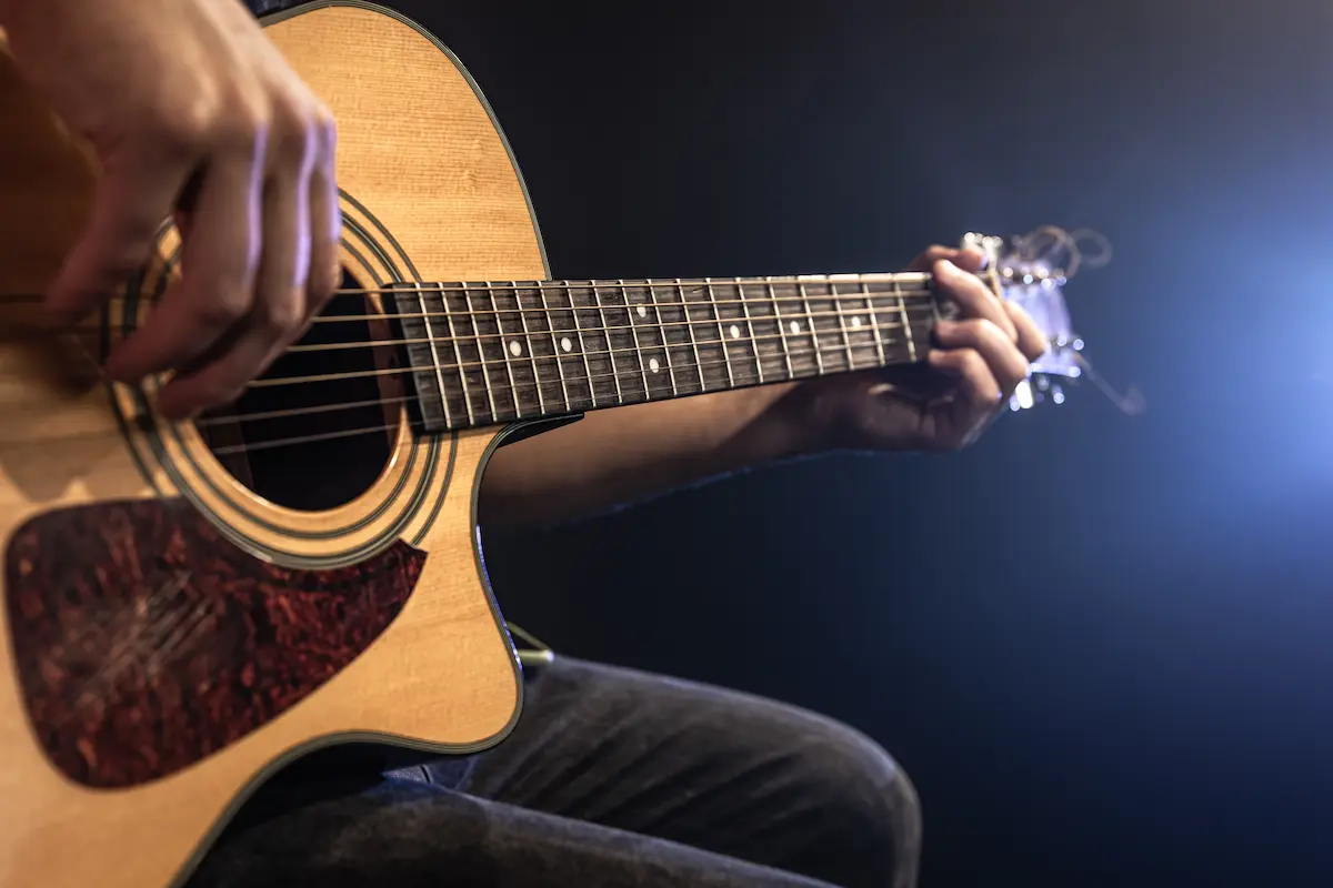 Gitar çalma doğru tutuş ve akorla başlar.
