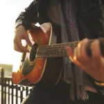 Gitar çalmak düzenli çalışma ve disiplin ile mümkündür.